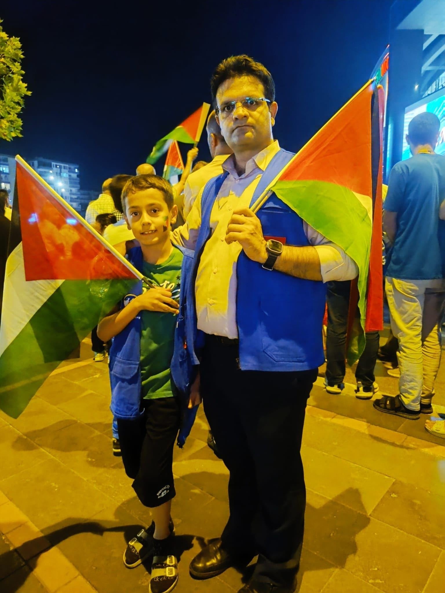 MEYDANLARA İNDİK!
